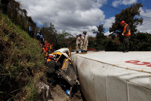 Rescue workers and soldiers trying to rescue people after a crash between a bus and a truck on the outskirts of Tegucigalpa, Honduras, February 5, 2017.  REUTERS/Jorge Cabrera