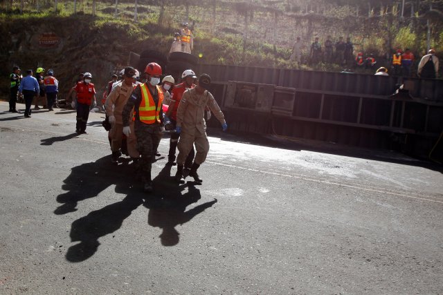 Rescue workers and members of the red cross are carrying a body after a crash between a bus and a truck on the outskirts of Tegucigalpa, Honduras, February 5, 2017.  REUTERS/Jorge Cabrera