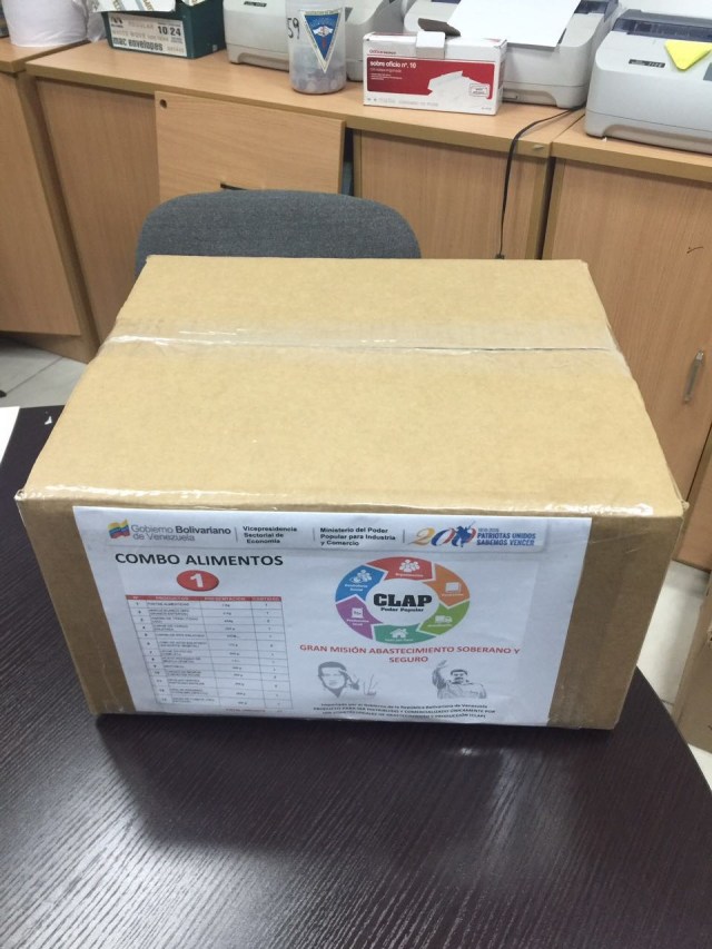 Detalle de la caja CLAP armada en Panamá con productos importados y su lema "