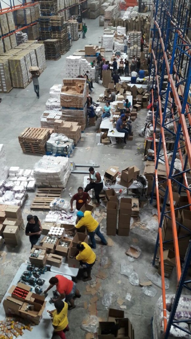 Vista general de la operación de llenado de las cajas CLAP en un galpón en la zona libre de Colón en Panamá / lapatilla.com