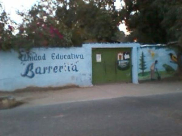 Representantes y estudiantes de U.E. Barrerita reclaman mejoras en las instalaciones del colegio