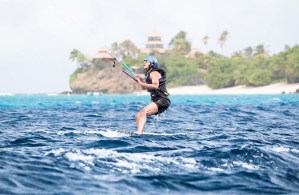 Barack Obama de vacaciones practicando kite-surfing  (fotos)