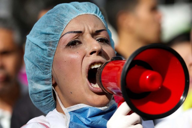 A woman shouts slogans during a rally of workers of the health sector due to the shortages of basic medical supplies and against Venezuelan President Nicolas Maduro's government in Caracas, Venezuela February 7, 2017. REUTERS/Carlos Garcia Rawlins