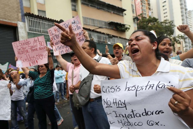 Workers of the health sector and opposition supporters take part in a rally due to the shortages of basic medical supplies and against Venezuelan President Nicolas Maduro's government in Caracas, Venezuela February 7, 2017. The placard reads, "Hospital crisis. There are not syringes. Doctors". REUTERS/Carlos Garcia Rawlins