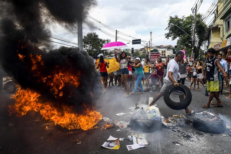 Manifestantes se enfrentan en ciudades brasileñas con policías en huelga