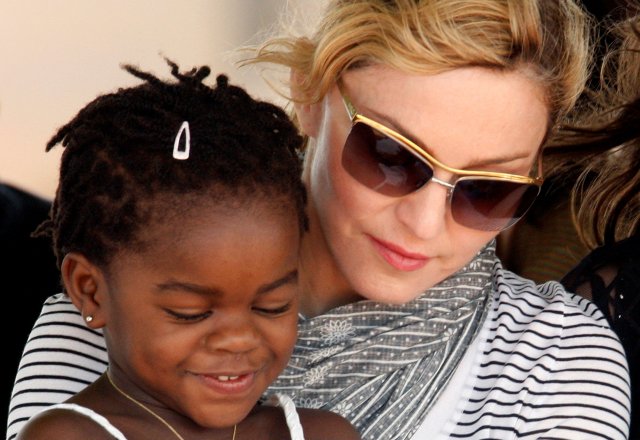 Imagen de archivo de Madonna junto a su hija adoptiva de Malawi, en Malawi.  6 de abril 2010.   El Tribunal Superior de Malaui concedió a la cantante estadounidense Madonna autorización para adoptar otros dos niños, sostuvo el martes un portavoz judicial del país africano. REUTERS/Mike Hutchings/File Photo