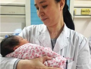 Una china da a luz a un niño gestado en un embrión congelado hace 16 años