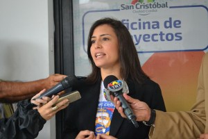 Patricia Ceballos denuncia el aislamiento de su esposo en El Helicoide