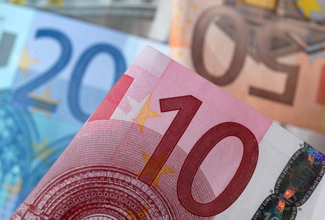 FILE PHOTO: A picture illustration of Euro banknotes, April 25, 2014. REUTERS/Dado Ruvic/Illustration/File Photo