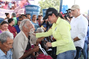 Eveling de Rosales otorga beneficios sociales a centenares de familias marabinas