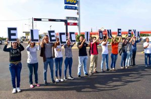 Jóvenes protestan en la Circunvalación 2 de Maracaibo para pedir elecciones