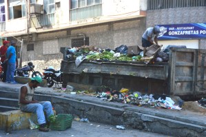 Viven de los contenedores de basura en el casco central de Maiquetía
