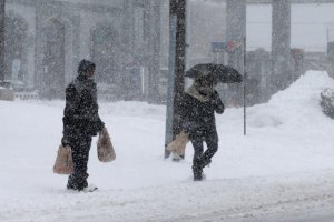 Escuelas cerradas y vuelos cancelados por tormenta de nieve en noreste de EEUU