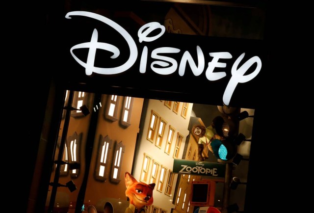 Imagen de archivo. el logo de Disney en una de sus tiendas en París, Francia. 3 de marzo 2016. Walt Disney Co reportó el martes ventas menores a las esperadas por ingresos de publicidad más bajos de su cadena ESPN y una base de comparación muy alta en su negocio de cine, que el año pasado se benefició del estreno de "La Guerra de las Galaxias: El despertar de la fuerza".  REUTERS/Jacky Naegelen/File Photo