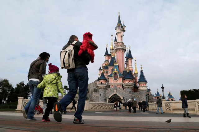 FILE PHOTO: Visitors walk towards the Sleeping Beauty Castle during a visit to the Disneyland Paris, France, January 21, 2015.   REUTERS/Gonzalo Fuentes/File Photo