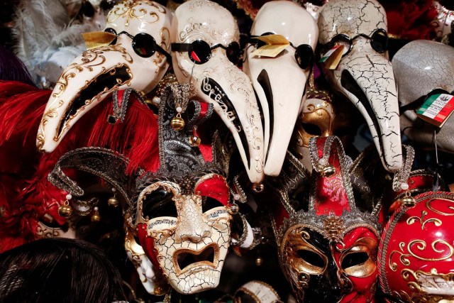Masks are dispayed in a shop in downtown Venice, Italy February 10, 2017. REUTERS/Tony Gentile