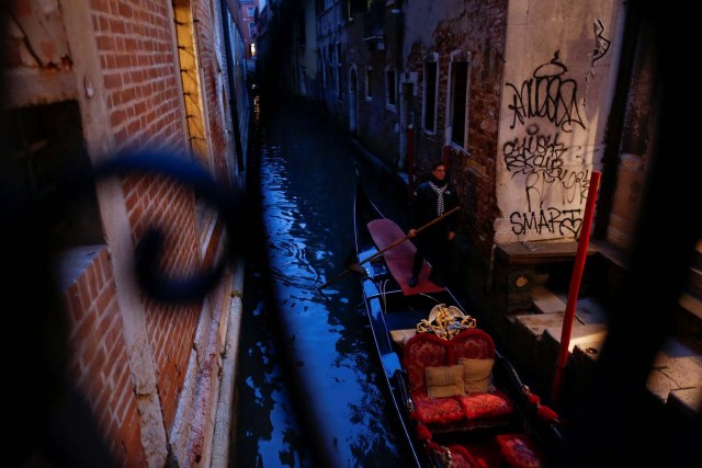 A gondola makes its way in a channel in downtown Venice, Italy February 10, 2017. REUTERS/Tony Gentile