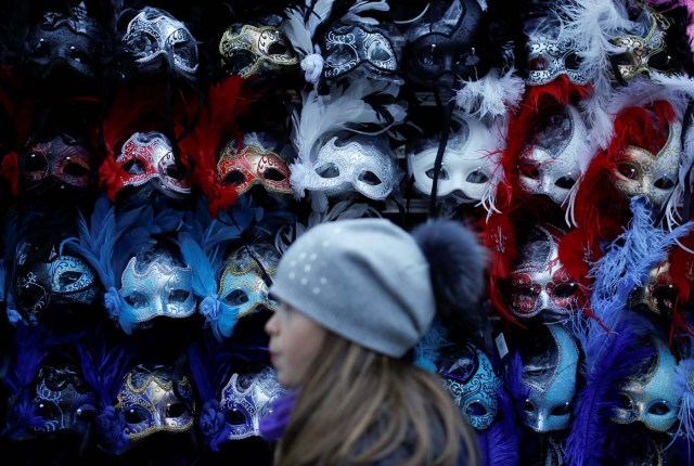Masks are dispayed in a shop in downtown Venice, Italy February 10, 2017. REUTERS/Tony Gentile