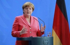 Merkel garantiza que seguirá su campaña frente a abucheos y pitidos