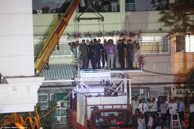 3D13DF0300000578-4214978-Above_is_the_crane_which_was_used_to_take_Ms_Aty_to_Saifee_Hospi-a-27_1486829138058