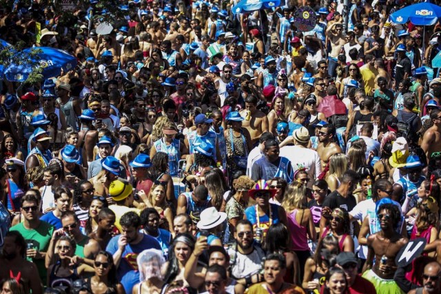 ACOMPAÑA CRÓNICA: BRASIL CARNAVAL. BRA04. RÍO DE JANEIRO (BRASIL), 11/02/2017.- Asistentes disfrazados participan en la fiesta callejera "Desliga de la Justicia" hoy, sábado 11 de febrero de 2017, en Río de Janeiro (Brasil). El carnaval de Río de Janeiro, bautizado por los cariocas como "el mayor espectáculo del mundo", puede convertirse en un laberinto sin una hoja de ruta para disfrutar de esta fiesta que cada año atrae a unos dos millones de turistas y genera cerca de 2.000 millones de dólares para la ciudad. EFE/Antonio Lacerda