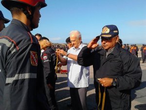 80 bomberos venezolanos condecorados por combatir el fuego en Chile