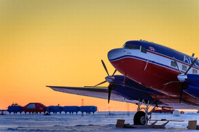 La aeronave que transporta al equipo que trabajó con Michal Krzysztofowicz durante un año en la Antártida
