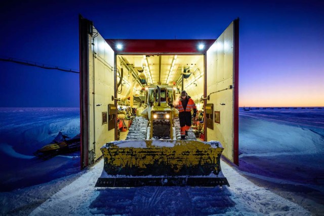 La maquinaria que se utiliza en la Antártida debe ser continuamente revisada. Se mantiene en lugares cubiertos con calefacción específica para que sus componentes no se vean afectados por las condiciones climáticas