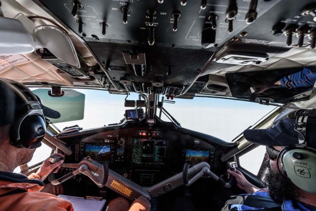 Un vuelo por la superficie antártica desde la cabina del avión