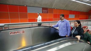Además de sufrir por el mal servicio, usuarios del metro de Caracas son “torturados” con las cadenas de Maduro