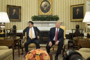 La cara del primer ministro japonés tras 17 segundos de apretón de manos con Trump (video)
