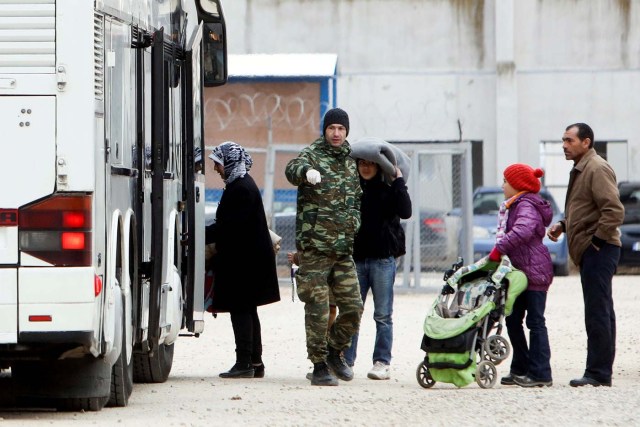 A military officer guides refugees to board buses to the Archaeological Museum of Thessaloniki, as they are evacuated from the Softex refugee camp, during an operation to defuse a 250 kg World War Two bomb found at a gas station in the northern city of Thessaloniki, Greece, February 12, 2017. Vassilis Ververidis/Eurokinissi via REUTERS ATTENTION EDITORS - THIS IMAGE WAS PROVIDED BY A THIRD PARTY. NO RESALES. NO ARCHIVE. GREECE OUT. NO COMMERCIAL OR EDITORIAL SALES IN GREECE