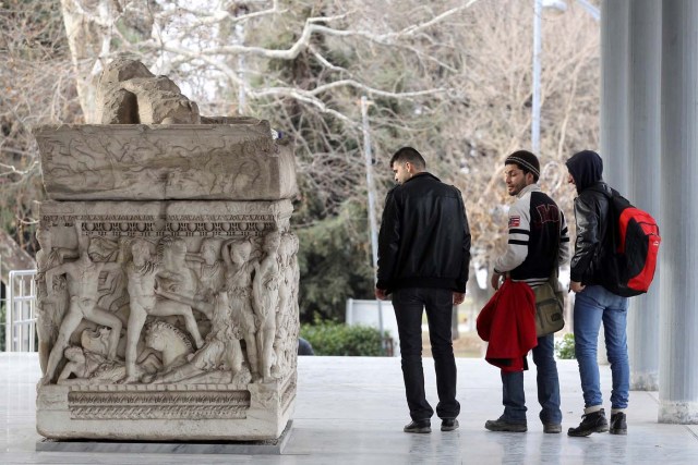 Refugees visit the Archaeological Museum of Thessaloniki after being evacuated from the Softex refugee camp, during an operation to defuse a 250 kg World War Two bomb found at a gas station in the northern city of Thessaloniki, Greece, February 12, 2017. Vassilis Ververidis/Eurokinissi via REUTERS ATTENTION EDITORS - THIS IMAGE WAS PROVIDED BY A THIRD PARTY. NO RESALES. NO ARCHIVE. GREECE OUT. NO COMMERCIAL OR EDITORIAL SALES IN GREECE