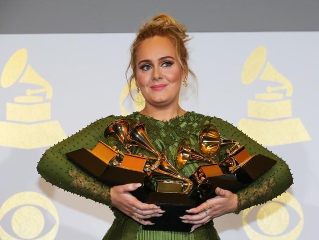 Adele sostiene los cinco premios Grammys, incluyendo el de grabación del año por "Hello" y el de álbum del año por "25", que ganó en la ceremonia anual en Los Angeles, California, EEUU, febrero 12 del 2017. REUTERS/Mike Blake