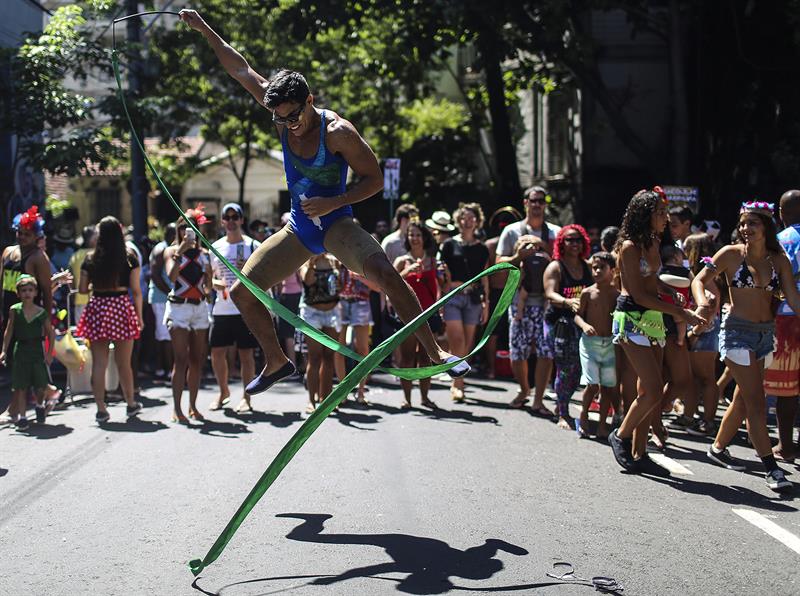 Río de Janeiro “liberará los demonios” en el carnaval de la crisis