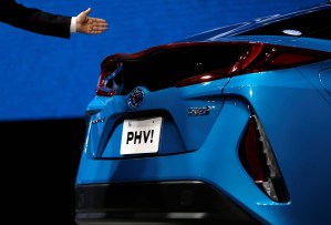Toyota presenta nuevo híbrido recargable en tomas de corriente (fotos)