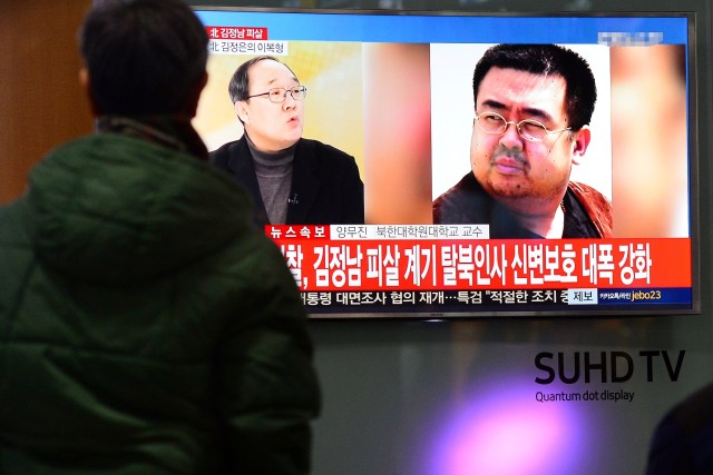 Personas miran las noticias mientras informan del asesinato de Kim Jong Nam, el hermanastro del líder norcoreano, Kim Jong Un, en una estación de trenes en Seúl, Corea del Sur. 14 de febrero 2017. La agencia de espionaje de Corea del Sur sospecha que dos agentes de Pyongyang asesinaron al hermanastro del líder norcoreano Kim Jong Un en Malasia, dijeron el miércoles legisladores en Seúl, mientras las autoridades sanitarias malasias investigan la causa de su muerte. Lim Se-young/News1 via REUTERS