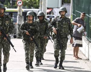 Bolsonaro autoriza envío de fuerzas armadas para combatir incendios en Amazonía