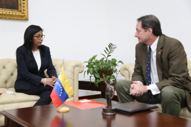 Delcy Rodríguez y el encargado de negocios de la embajada de Estados Unidos en Caracas, Lee McClenny (Foto Cancillería)
