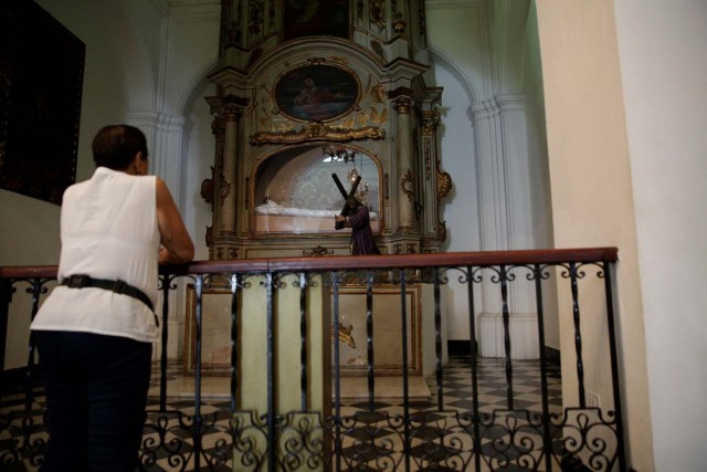 A woman prays in the Caracas Cathedral at Plaza Bolivar square in downtown Caracas, Venezuela February 6, 2017. Picture taken February 6, 2017. REUTERS/Marco Bello