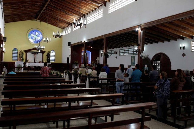 Un grupo de personas asiste a misa en una iglesia en la urbanización 23 de Enero en Caracas, Venezuela, 30 de enero de 2017. REUTERS/Marco Bello