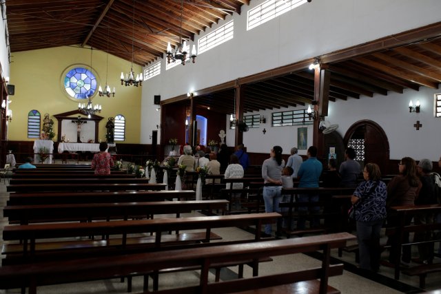 Un grupo de personas asiste a misa en una iglesia en la urbanización 23 de Enero en Caracas, Venezuela, 30 de enero de 2017. REUTERS/Marco Bello
