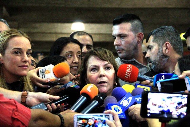 Mitzy Capriles de Ledezma y Lilian Tintori regresan a Venezuela (4)