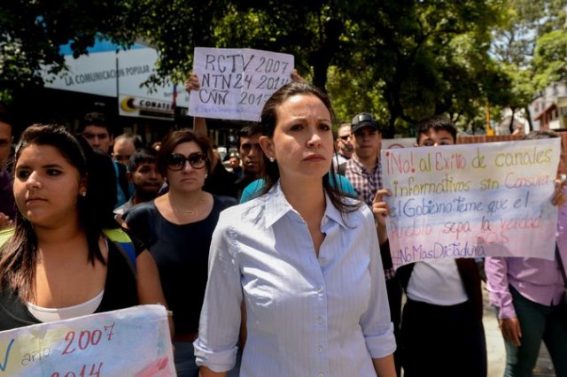 María Corina Machado, líder opositora, asistió a una manifestación en las afueras de Conatel por la suspensión de las transmisiones de CNN en Español, Caracas, Venezuela, 16 de febrero de 2017.