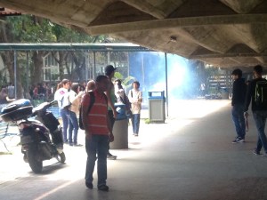 Detonaron bombas lacrimógenas en la Escuela de Derecho de la UCV este #17F (Fotos)