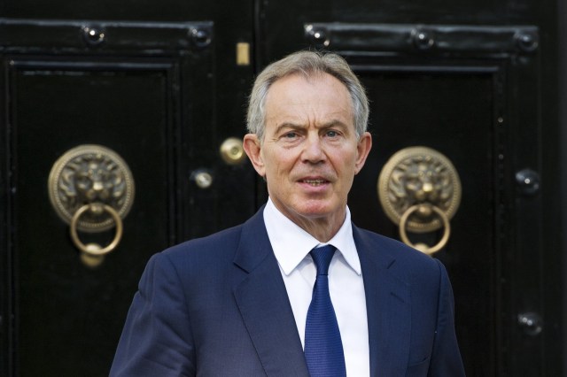 FMA002 LONDRES (REINO UNIDO) 17/02/2017.- Fotografía de archivo tomada del 28 de mayo de 2012 que muestra al expresidente británico Tony Blair salir de su casa hacia los Reales Tribunales de Justicia para aportar evidencias en el caso Leveson en Londres (Reino Unido). Blair entró hoy, 17 de febrero de 2017, en el debate sobre el "brexit" al pedir a los proeuropeos que "se levanten" y ayuden a cambiar la opinión de los que votaron a favor de la salida del Reino Unido de la Unión Europea. EFE/Facundo Arrizabalaga