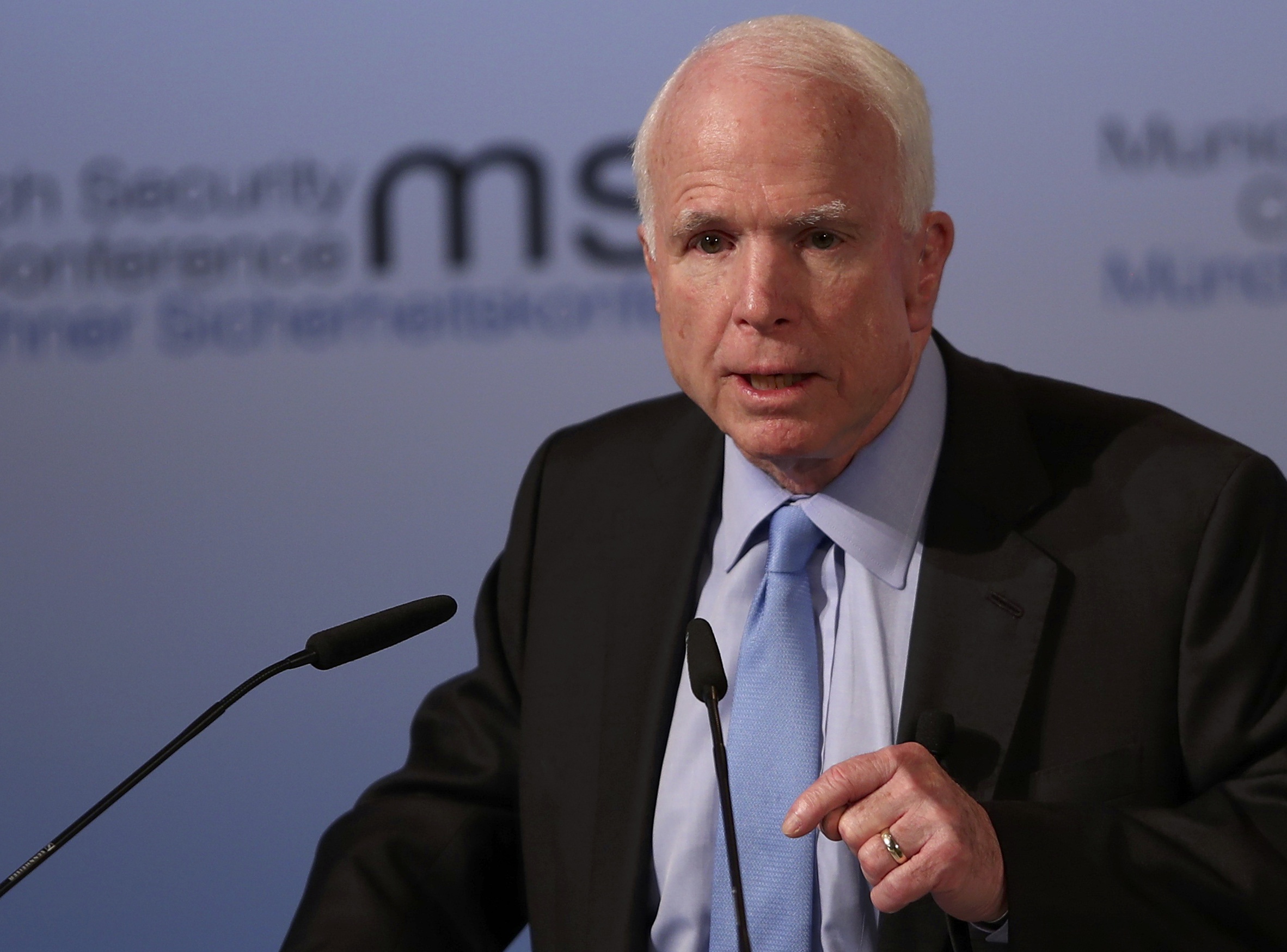 Senador McCain dice a Trump que “dictadores” empiezan reprimiendo a la prensa