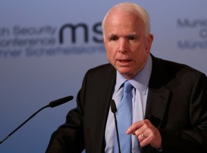 Senador McCain dice a Trump que “dictadores” empiezan reprimiendo a la prensa