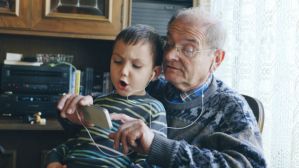 Cuidar a los nietos protege contra la demencia y el Alzheimer