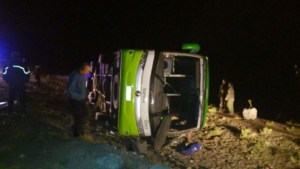 Al menos 19 personas fallecidas al volcarse autobús en Argentina
